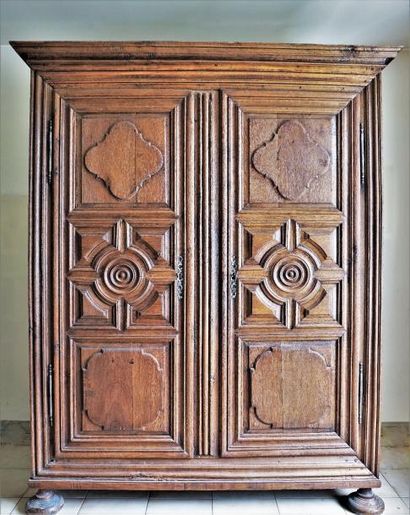 null Armoire en chêne naturel sculpté et mouluré à décor géométrique, ouvrant à deux...