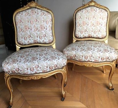 null Paire de fauteuils et paire de chaises à dos plat, en bois doré garni d'un tissu...