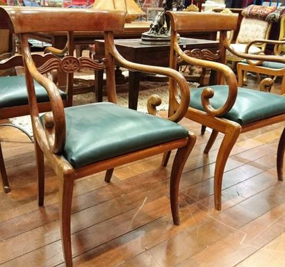 null Cinq fauteuils en bois verni garnis de skai vert style Anglais (accidents) 88...