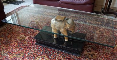 null Table basse, le plateau de verre ( petits éclats ) supporté par un éléphant....