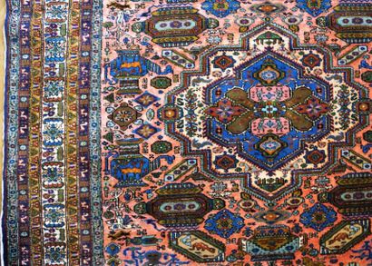 null Tapis d'orient en laine et soie. 265 x 181 cm.