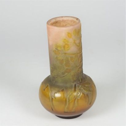 GALLE Vase en verre multicouches à décor de floral dans un dégradé rose et vert H...