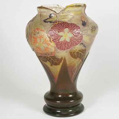 GALLE Vase à bord pincé en verre multicouches, à décor floral émaillé polychrome...