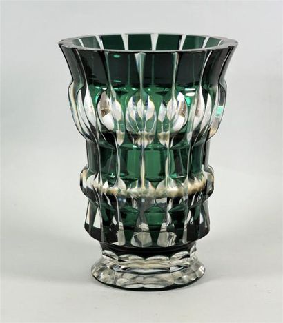 null Vase de forme tronconique en cristal taillé vert et blanc. VAL SAINT LAMBERT...