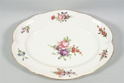 null Partie de service de table en porcelaine dure, modèle chantourné à décor floral...