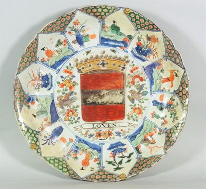 null CHINE Plat creux en porcelaine de la Compagnie des Indes à décor en émaux de...