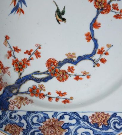 null Paire de plats en porcelaine polychrome à décor de fleurs et d’oiseaux Travail...