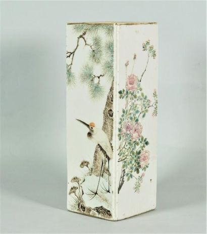 null Petit vase quadrangulaire en porcelaine à décor d’ustensiles, paysages, fleurs...
