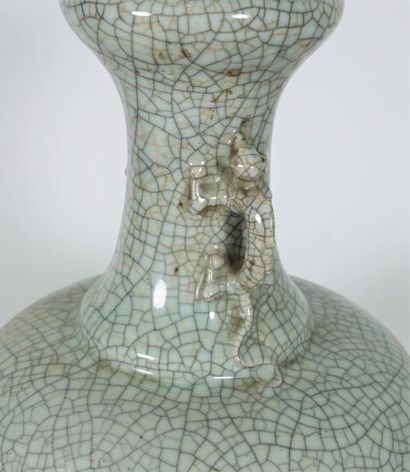 null Vase en céramique craquelée couleur céladon, les anses figurant des salamandres...