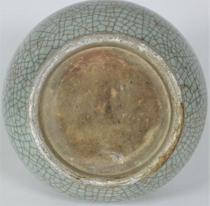 null Vase en céramique craquelée couleur céladon, les anses figurant des salamandres...