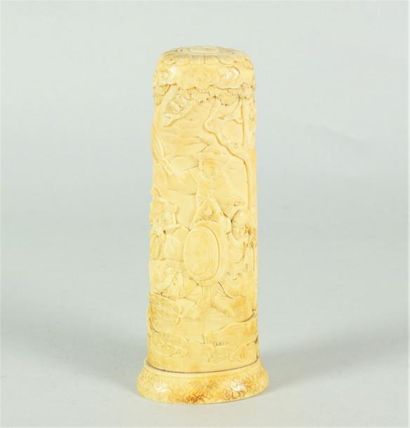 CHINE élément en ivoire sculpté d’une scène...
