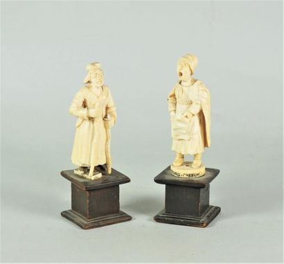 null Paire de statuettes en ivoire sculpté représentant "des cris de Londres", l’une,...