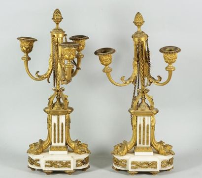 null Paire de bougeoirs en marbre et bronze doré. Style Louis XVI. ( Manque une branche?)....
