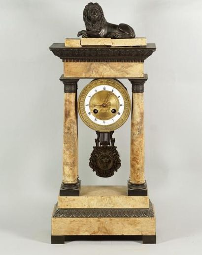null Pendule à colonne en marbre surmonté d'un lion couché en bronze. Fin XIXe. (Accident...