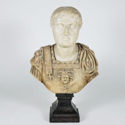 null Buste d'empereur Romain, la tête en marbre blanc. Il est vêtu d'une armure à...