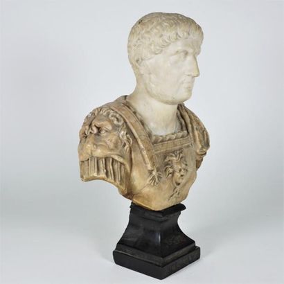 null Buste d'empereur Romain, la tête en marbre blanc. Il est vêtu d'une armure à...