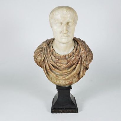 null Buste d'empereur Romain, la tête en marbre blanc. Il est vêtu d'une toge et...
