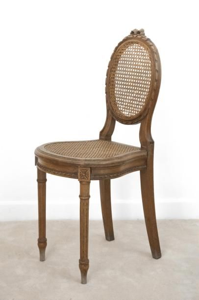 null Petite chaise cannée en bois naturel mouluré et sculpté de ruban, rais de cœurs...