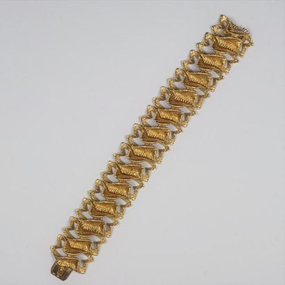 null Bracelet articulé en or jaune (750°/°°) à décor de feuilles stylisées. Poids...