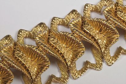 null Bracelet articulé en or jaune (750°/°°) à décor de feuilles stylisées. Poids...