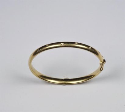 null Bracelet jonc en or jaune (750°/°°) serti de 7 pierres blanches Poids 14,7 ...