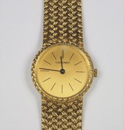 Chaumet. Montre de dame ronde en or jaune (750°/°°) , bracelet souple. Cadran signé...