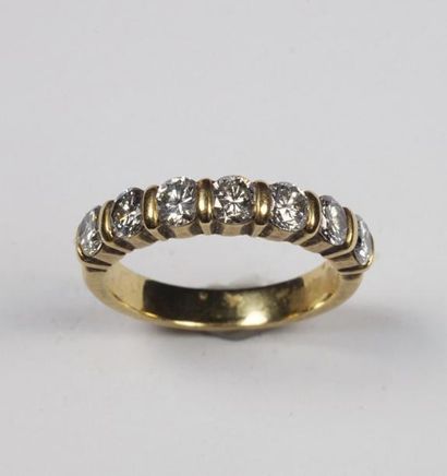 null Bague en or jaune (750°/°°) sertie d'une ligne de 7 diamants. Poids brut 4,7...