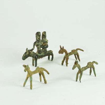 null Lot de quatre petites statuettes en bronze représentant des cervidés + un cheval...
