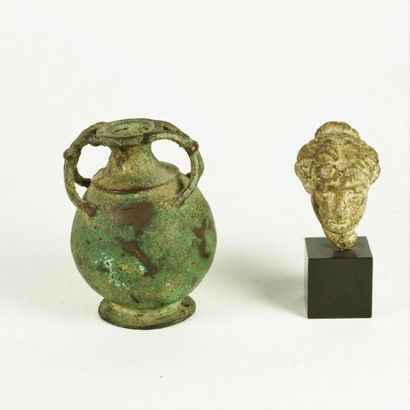 null Lot de deux petits bronzes comprenant : tête de statuette féminine + amphore...