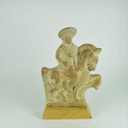 null Statuette en terre cuite représentant un cavalier. Belle posture du cheval antérieur...