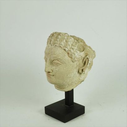 null Tête de Bouddha en stuc polychrome. Eclat : lobes d’oreilles. Art du GANDHARA,...