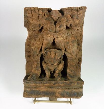 null Bas-relief en bois sculpté, représentant un lion entouré de deux créatures mythologiques...