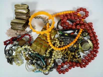 null Lot de bijoux fantaisie dont colliers, bracelets, broches, boucles d’oreilles,...