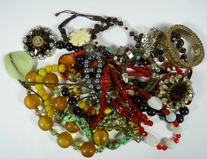 null Lot de bijoux fantaisie et d’éléments de bijoux fantaisie dont : colliers, bracelets,...