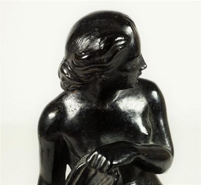 Pierre Marie POISSON (1876-1953) Femme nue au drapé. Bronze à patine noire, cachet...