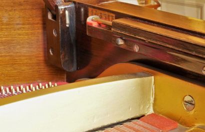PLEYEL Piano demi-quart de queue ( longueur 162 cm ) en placage de palissandre.Cadre...