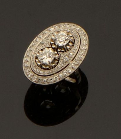 null Bague ovale en platine (850/oo) centrée de deux diamants coussin taille ancienne...