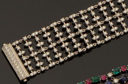 null Bracelet ruban en or gris 18K (750/oo), à décor de résille entièrement serti...
