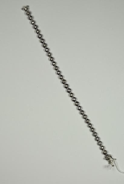 null Bracelet ligne en or gris 18K (750/oo) orné de diamants taille brillant en serti...
