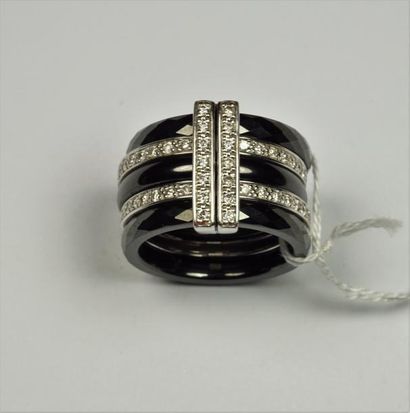 Guy LAROCHE Bague composée de trois anneaux en céramique noire et de deux anneaux...