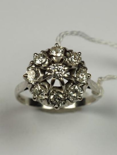 null Bague Marguerite en or gris 18K (750/oo) sertie de diamants taille brillant...