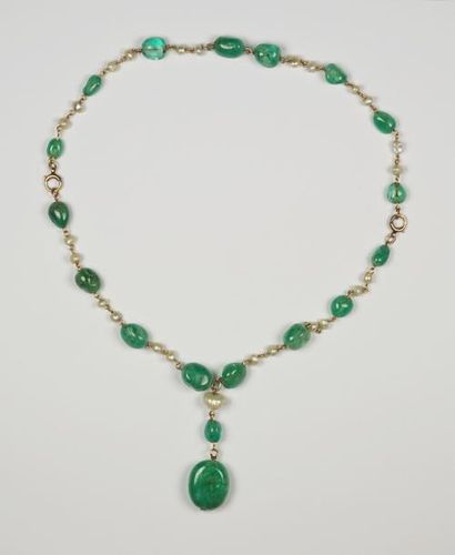 null Collier en or (9 K 375/oo) constitué de deux bracelets serti de perles d'émeraudes...
