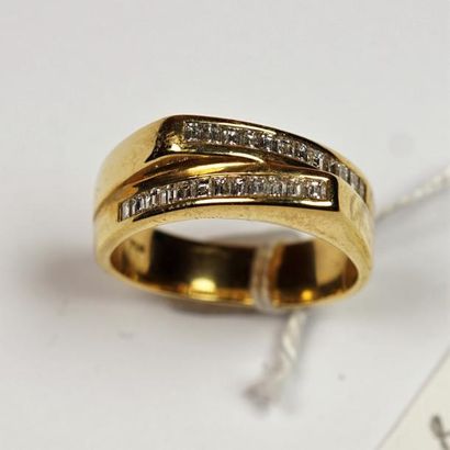 null Bague en or jaune 18K (750/oo) formée de deux anneaux décalés sertis de diamants...