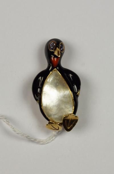 null Broche "Pingouin" en or jaune 18K (750/oo) émaillé noir, le corps orné d'une...