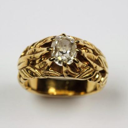 null Bague en or jaune (18 K 750/oo) à motif feuillagé sertie d'un diamant central
Poids...