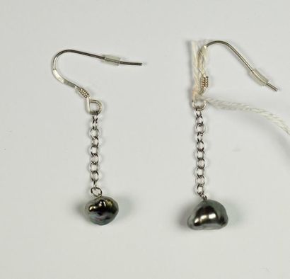Paire de pendants d'oreilles en argent (900/oo)ornés...