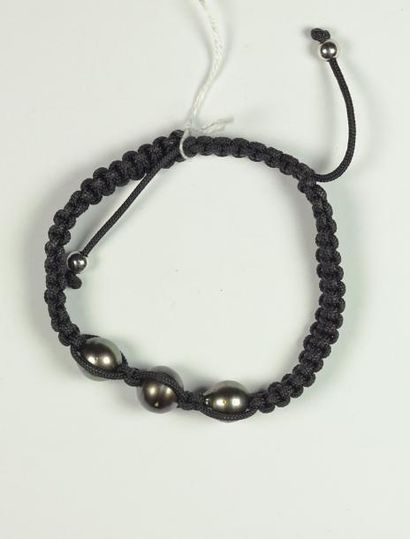 null Bracelet en cordonnet tressé orné de trois perles de Tahiti.