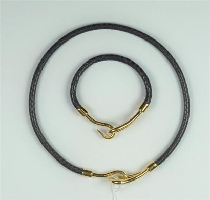 HERMES Parure collier et bracelet en cuir tressé brun les fermoirs boucles en métal...