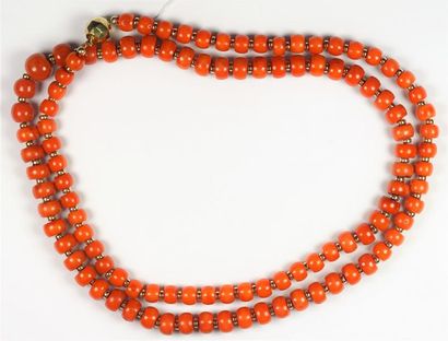 null Long collier composé de cinq perles de corail (les centrales) et de perles de...