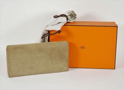 HERMES Paris Pochette en veau velours beige fermée par deux pressions Intérieur cuir...